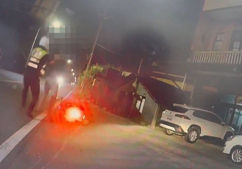 屏東一名24歲楊姓男子闖紅燈,巡邏員警要求停車卻拒檢加速逃逸,最後騎士不慎滑倒才將他攔停。圖/警方提供 屏東一名24歲楊姓男子闖紅燈,巡邏員警要求停車卻拒檢加速逃逸,最後騎士不慎滑倒才將他攔停。圖/警方提供