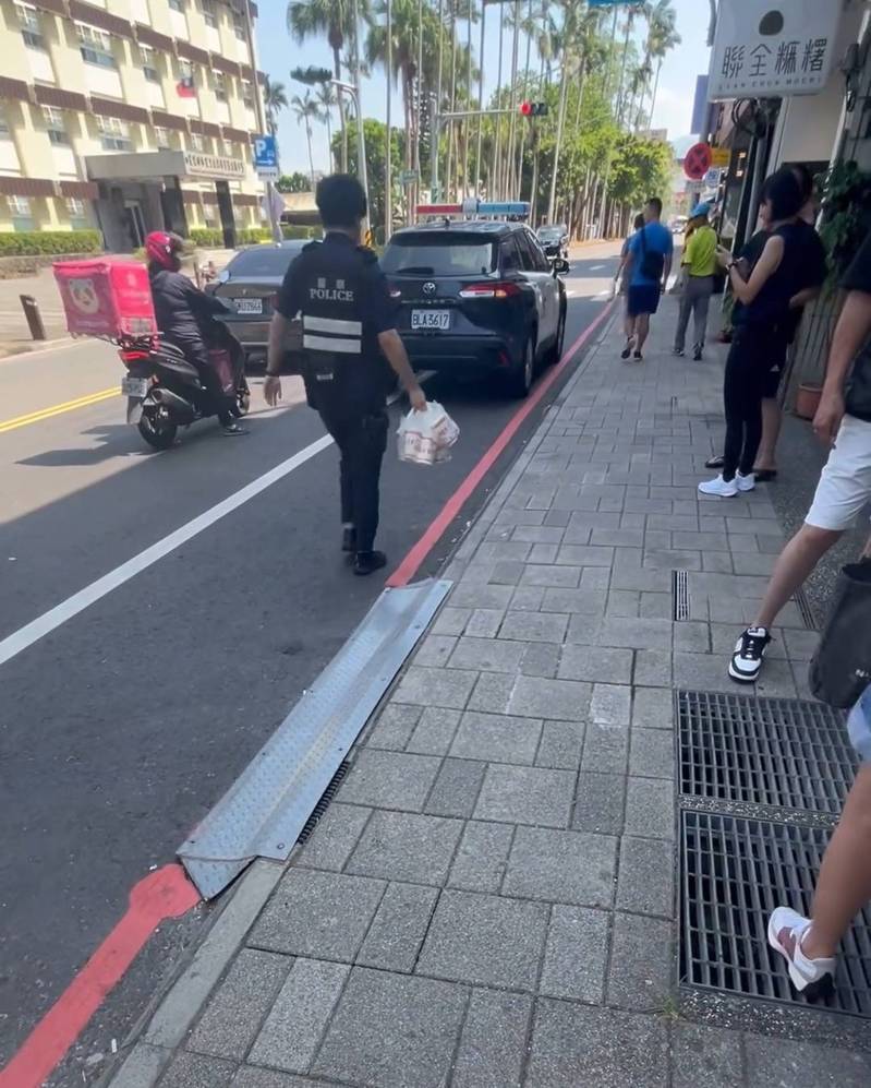 宜蘭羅東有警員驅離違停後自己違停下車買綠豆沙，將遭分局開單、懲戒。圖／翻攝自臉書社團「宜蘭在地新聞網」