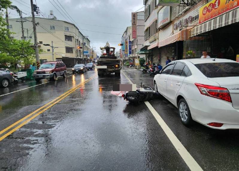 72歲婦人騎車行經台南市安南區同安路段，與轎車擦撞後倒地，遭1輛混凝土泵浦車輾過，當場死亡，肇事原因警方調查中。圖／讀者提供