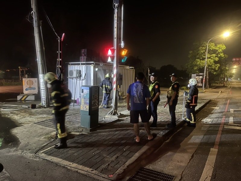 金湖國中前空地一只貨櫃昨天深夜冒出陣陣白煙,消防局人員到場,僅花3分鐘就將火勢撲滅;詳細原因由消防局火調科勘查中。圖/民眾提供 金湖國中前空地一只貨櫃昨天深夜冒出陣陣白煙,消防局人員到場,僅花3分鐘就將火勢撲滅;詳細原因由消防局火調科勘查中。圖/民眾提供