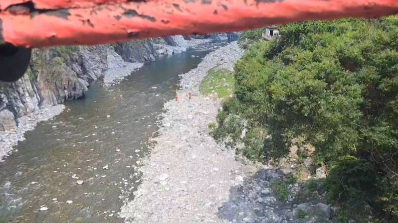 一名男子今天在谷關捎來吊橋墬橋死亡，警方調查處理中。圖／民眾提供