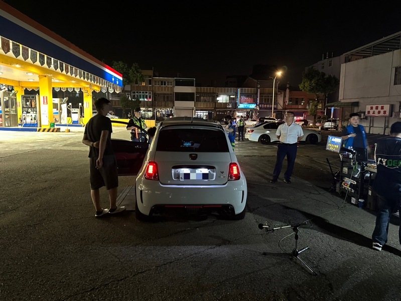 桃園龍潭警分局昨晚於人車潮密集的中豐路與工五路周邊道路,攔查20輛汽、機車,其中對於攔檢的9輛「噪」事車現場開出罰單。記者翁唯真/翻攝 桃園龍潭警分局昨晚於人車潮密集的中豐路與工五路周邊道路,攔查20輛汽、機車,其中對於攔檢的9輛「噪」事車現場開出罰單。記者翁唯真/翻攝
