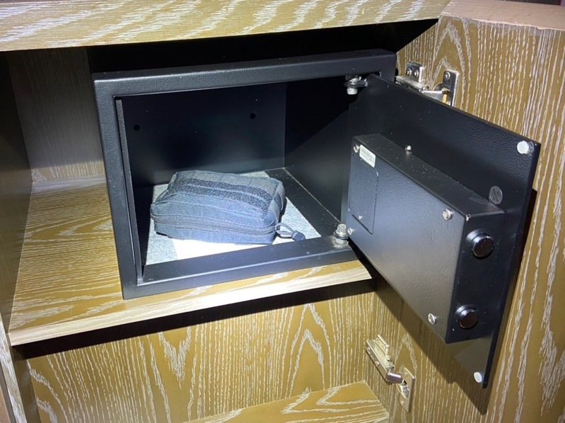 飯店房務人員打掃時發現保險箱內遺失物有異，疑似毒品，立即報警處理。圖／讀者提供
