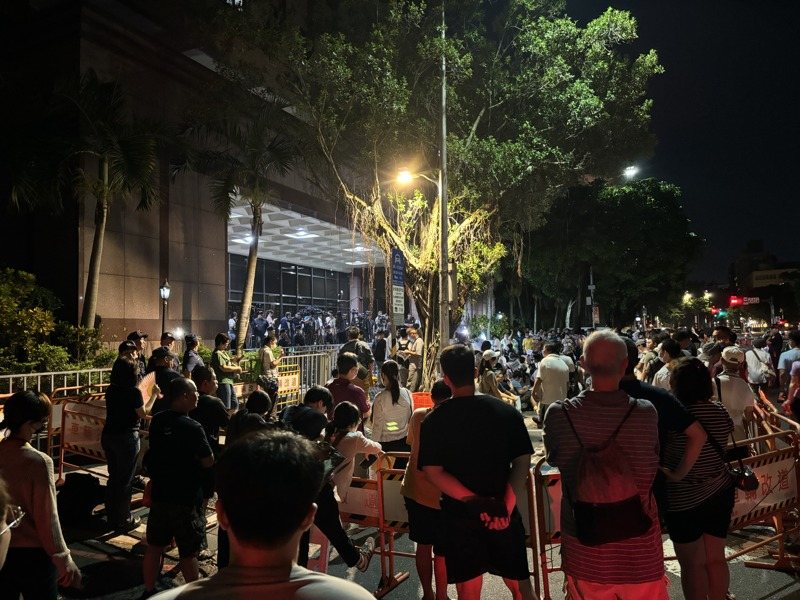 柯文哲、彭振聲遭檢方聲押,台北地院今晚10時37分收案。記者李隆揆/攝影 柯文哲、彭振聲遭檢方聲押,台北地院今晚10時37分收案。記者李隆揆/攝影