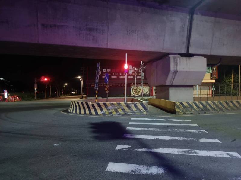 37歲林姓男子昨深夜11點多駕車行經蘆竹區南青路往中壢方向行駛時,疑因車速過快失控自撞分隔島後翻覆,由於撞擊力道之大,不僅車體變形扭曲,林男也因此受困車內。記者陳恩惠/翻攝 37歲林姓男子昨深夜11點多駕車行經蘆竹區南青路往中壢方向行駛時,疑因車速過快失控自撞分隔島後翻覆,由於撞擊力道之大,不僅車體變形扭曲,林男也因此受困車內。記者陳恩惠/翻攝