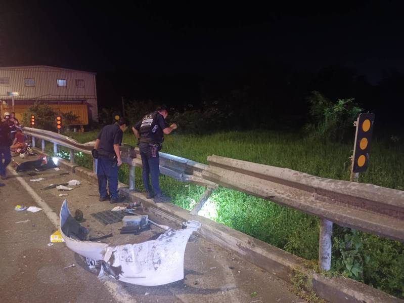37歲林姓男子昨深夜11點多駕車行經蘆竹區南青路往中壢方向行駛時,疑因車速過快失控自撞分隔島後翻覆,由於撞擊力道之大,不僅車體變形扭曲,林男也因此受困車內。記者陳恩惠/翻攝 37歲林姓男子昨深夜11點多駕車行經蘆竹區南青路往中壢方向行駛時,疑因車速過快失控自撞分隔島後翻覆,由於撞擊力道之大,不僅車體變形扭曲,林男也因此受困車內。記者陳恩惠/翻攝