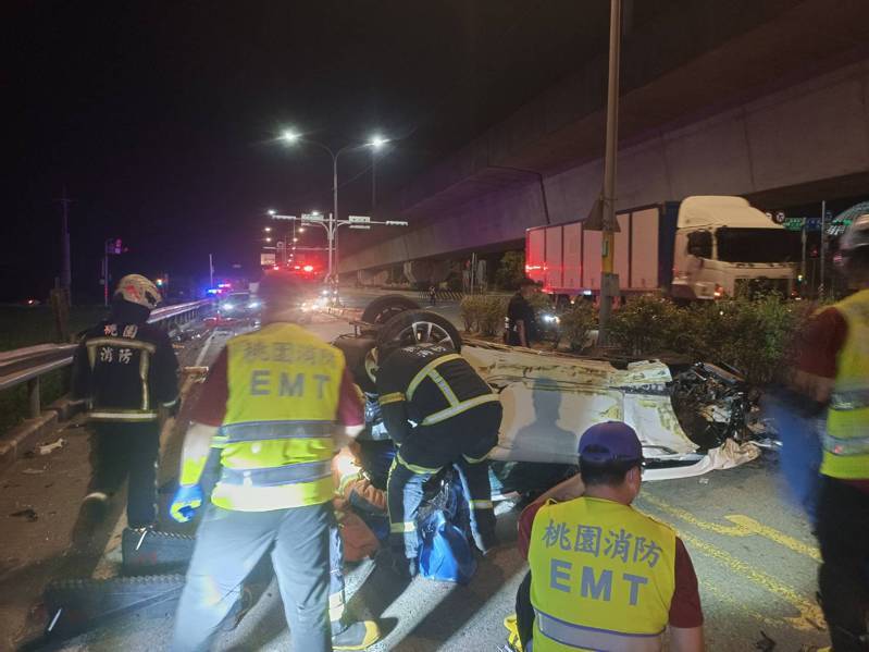 37歲林姓男子昨深夜11點多駕車行經蘆竹區南青路往中壢方向行駛時,疑因車速過快失控自撞分隔島後翻覆,由於撞擊力道之大,不僅車體變形扭曲,林男也因此受困車內,靠消防救難人員破壞車體才救出送醫。記者陳恩惠/翻攝 37歲林姓男子昨深夜11點多駕車行經蘆竹區南青路往中壢方向行駛時,疑因車速過快失控自撞分隔島後翻覆,由於撞擊力道之大,不僅車體變形扭曲,林男也因此受困車內,靠消防救難人員破壞車體才救出送醫。記者陳恩惠/翻攝