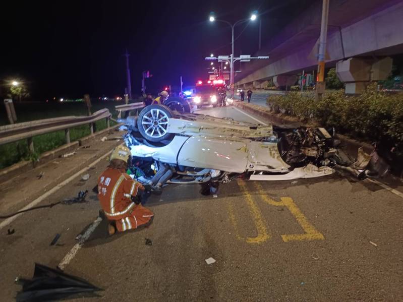 37歲林姓男子昨深夜11點多駕車行經蘆竹區南青路往中壢方向行駛時,疑因車速過快失控自撞分隔島後翻覆,由於撞擊力道之大,不僅車體變形扭曲,林男也因此受困車內。記者陳恩惠/翻攝 37歲林姓男子昨深夜11點多駕車行經蘆竹區南青路往中壢方向行駛時,疑因車速過快失控自撞分隔島後翻覆,由於撞擊力道之大,不僅車體變形扭曲,林男也因此受困車內。記者陳恩惠/翻攝