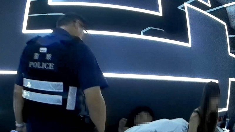 桃園市桃園警分局同安派出所昨(15日)下午針對轄內旅店或賓館執行緝毒掃黑勤務,臨檢某汽車旅館時,吳姓女房客很久才開門,員警查看房內狀況時,她立刻坐在床上企圖掩飾甚麼,不料,躲在棉被下的通緝犯男友因露出1隻腳當場被揪出。記者陳恩惠/翻攝 桃園市桃園警分局同安派出所昨(15日)下午針對轄內旅店或賓館執行緝毒掃黑勤務,臨檢某汽車旅館時,吳姓女房客很久才開門,員警查看房內狀況時,她立刻坐在床上企圖掩飾甚麼,不料,躲在棉被下的通緝犯男友因露出1隻腳當場被揪出。記者陳恩惠/翻攝