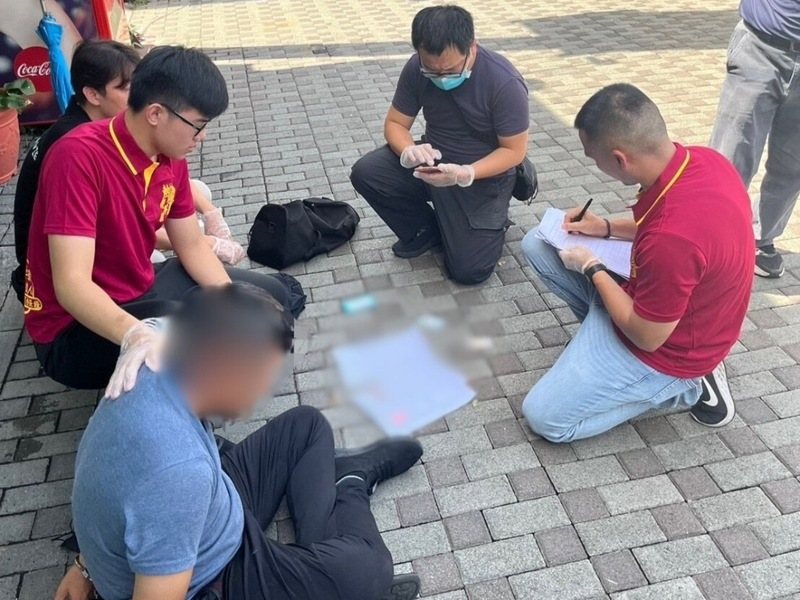 員警喬裝成蝦餅店員,見廖姓車手現身後一擁而上,將他壓制在地,並查扣其識別證、收據等證物。圖/讀者提供 員警喬裝成蝦餅店員,見廖姓車手現身後一擁而上,將他壓制在地,並查扣其識別證、收據等證物。圖/讀者提供