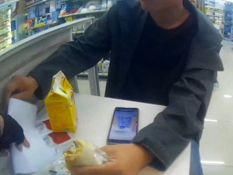 育平派出所昨凌晨1時許,在轄內熱點超商巡邏時,見林姓男子在超商用餐區行跡可疑,經盤查後供出隔日將前往面交取款外,還涉吸毒。圖/讀者提供 育平派出所昨凌晨1時許,在轄內熱點超商巡邏時,見林姓男子在超商用餐區行跡可疑,經盤查後供出隔日將前往面交取款外,還涉吸毒。圖/讀者提供