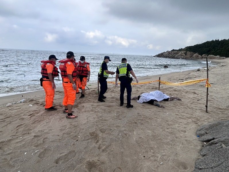 一艘陸籍漁船「閩龍漁60877」今天清晨4時33分,於東碇島東方6.6海浬,因遭不明船舶擦撞沉沒,目前有4名船員失蹤,但金門岸際一早出現一具男性大體,是否有關聯性,還有待釐清。圖/民眾提供 一艘陸籍漁船「閩龍漁60877」今天清晨4時33分,於東碇島東方6.6海浬,因遭不明船舶擦撞沉沒,目前有4名船員失蹤,但金門岸際一早出現一具男性大體,是否有關聯性,還有待釐清。圖/民眾提供