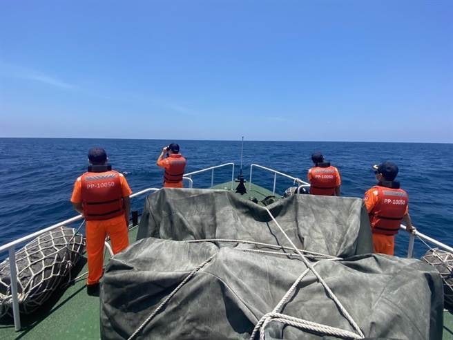 一艘陸籍漁船「閩龍漁60877」在今天清晨4時33分,於東碇島東方6.6海浬,因遭不明船舶擦撞沉沒,目前海巡署派員全力進行搜救。資料照片 一艘陸籍漁船「閩龍漁60877」在今天清晨4時33分,於東碇島東方6.6海浬,因遭不明船舶擦撞沉沒,目前海巡署派員全力進行搜救。資料照片