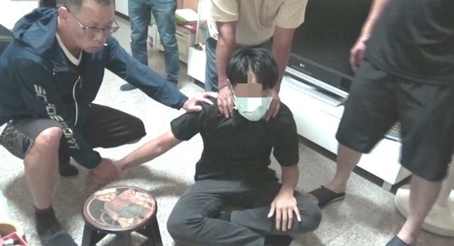 台中市東勢警分局員警查獲詐騙案，逮捕車手。圖／警方提供