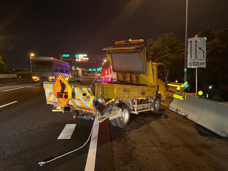 國道1號南向191.8公里彰化路段今天凌晨發生大貨車衝撞路肩施工警戒車,造成駕駛洪男和女乘客2人受傷送醫。圖/警方提供 國道1號南向191.8公里彰化路段今天凌晨發生大貨車衝撞路肩施工警戒車,造成駕駛洪男和女乘客2人受傷送醫。圖/警方提供