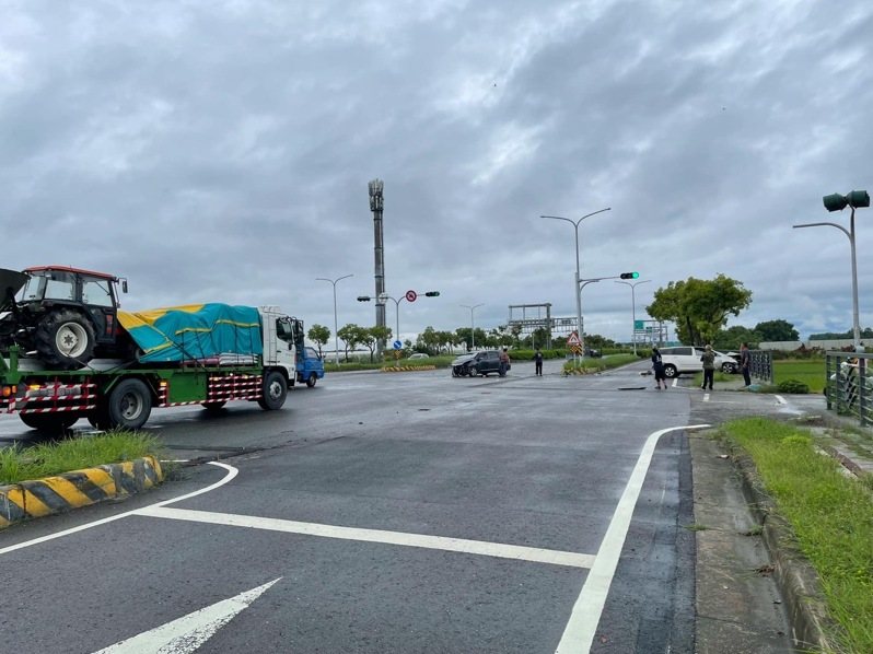 嘉義縣太保市台18線與春珠麻寮路今早8點多有兩輛轎車在路口相撞，衝擊力道猛烈有2人送醫。圖／民眾提供
