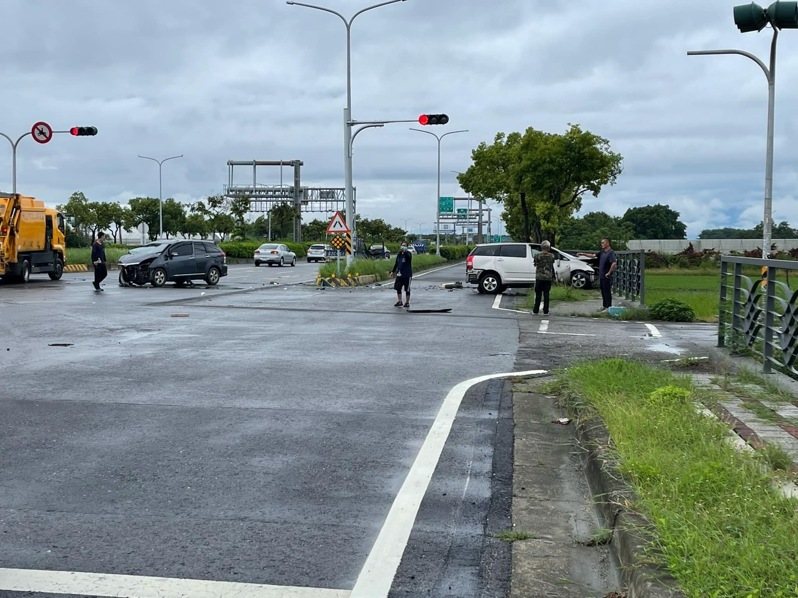 嘉義縣太保市台18線與春珠麻寮路今早8點多有兩輛轎車在路口相撞，衝擊力道猛烈有2人送醫。圖／民眾提供