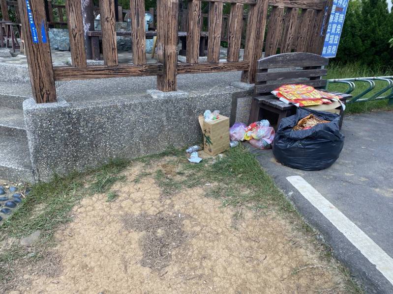 警方根據犯嫌供詞，順利在廟旁涼亭附近的大黑色垃圾袋內，找到被丟棄的土地公神像。圖／警方提供