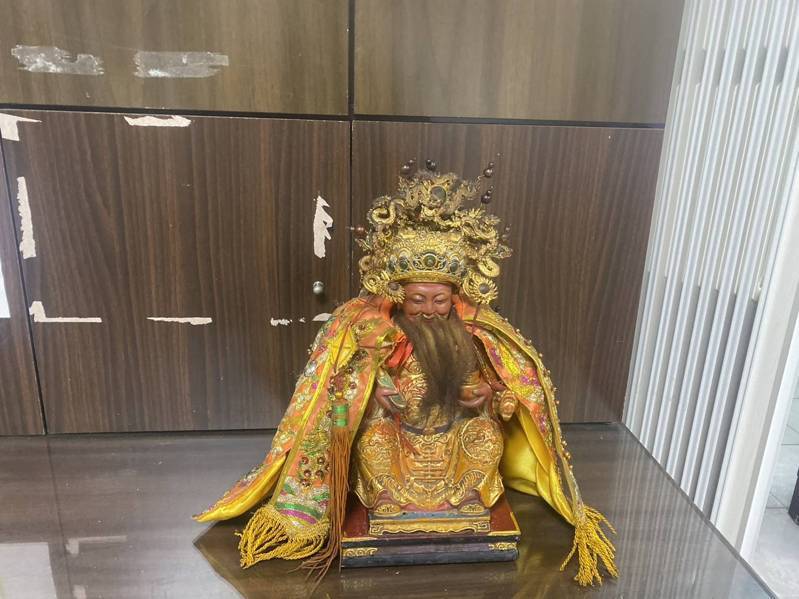 福神祠土地公莫名遭竊後丟棄，經警方尋回變「贓物」待失主認領，繞一大圈才被請回安奉。圖／警方提供