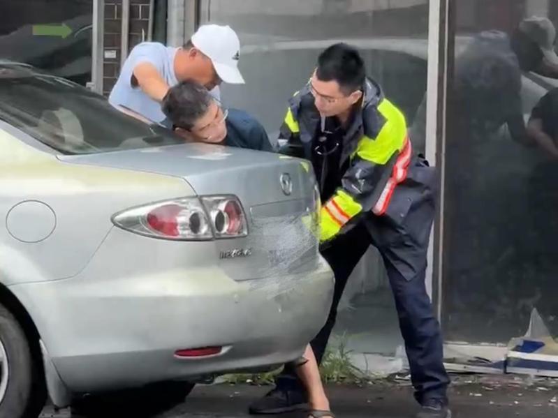 嘉義縣中埔警分局頂六派出所警員王柏暵今天一眼認出毒品通緝犯，因男子拒絕配合盤查當街逮人。圖／民眾提供