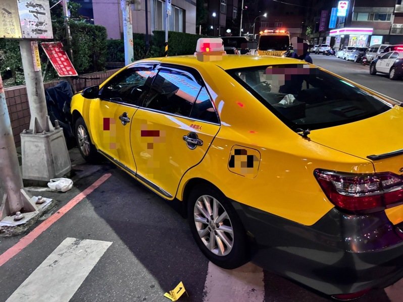 計程車在撞擊後，失控衝向路旁撞燈桿，並撞倒紅燈停等區1輛機車，造成38歲陳姓騎士輕微擦挫傷，另撞倒路旁停放6輛機車。記者林昭彰／翻攝