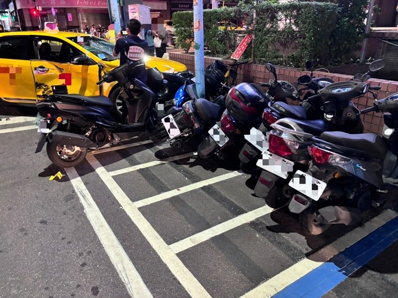 計程車在撞擊後，失控衝向路旁撞燈桿，並撞倒紅燈停等區1輛機車，造成38歲陳姓騎士輕微擦挫傷，另撞倒路旁停放6輛機車。記者林昭彰／翻攝