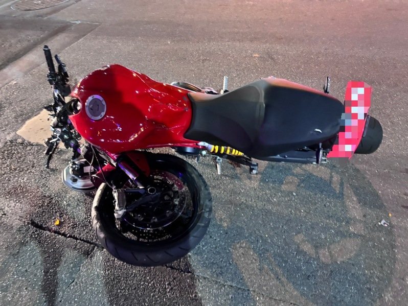 新車售價將近60萬元的杜卡迪Monster 797紅牌重機，高速撞上計程車，造成車頭前輪折斷，26歲騎士騰空翻滾重摔墜地，全身多處骨折送醫。記者林昭彰／翻攝