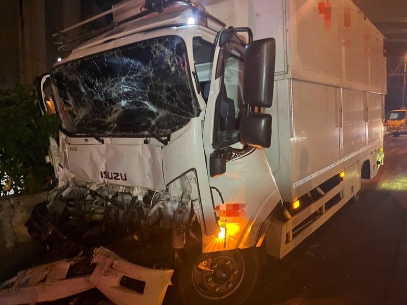 國道1號南向191.8公里彰化路段今天凌晨發生大貨車衝撞路肩施工警戒車,造成駕駛洪男和女乘客2人受傷送醫。圖/警方提供 國道1號南向191.8公里彰化路段今天凌晨發生大貨車衝撞路肩施工警戒車,造成駕駛洪男和女乘客2人受傷送醫。圖/警方提供