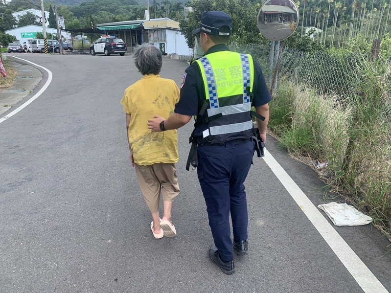台中市大甲警分局義里派出所員警和實習生巡邏時,發現有長者走失,找到對方住處送她回家。圖/警方提供 台中市大甲警分局義里派出所員警和實習生巡邏時,發現有長者走失,找到對方住處送她回家。圖/警方提供