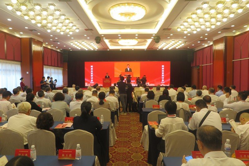 由大陸國台辦旗下海研中心主辦的「兩岸關係研討會」,於17日在青島舉行開幕式,邀請兩岸學者、各界代表約160人出席。記者陳政錄/攝影 由大陸國台辦旗下海研中心主辦的「兩岸關係研討會」,於17日在青島舉行開幕式,邀請兩岸學者、各界代表約160人出席。記者陳政錄/攝影