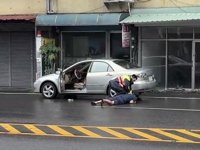 嘉義縣中埔警分局頂六派出所警員王柏暵今天一眼認出毒品通緝犯，因男子拒絕配合盤查當街逮人。圖／民眾提供
