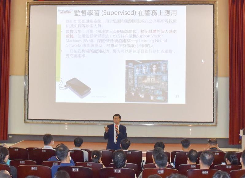 台中市警局鑑識中心近日邀請旅美學者謝瑞圳演講。圖／台中市警局提供