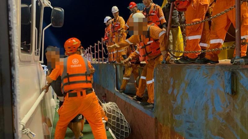 海巡署艦隊分署第三海巡隊今天獲報，彰化鹿港西方10浬處一艘巴拿馬籍離岸風電工作船上一名馬來西亞籍船員，因心臟不適且該船船醫表示無相關藥品需立即就醫，海巡隊調派線上PP-10031艇救援。圖／海巡署提供