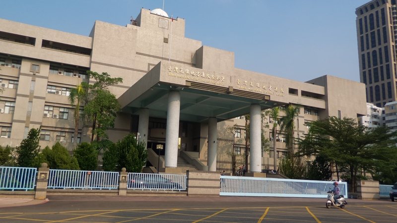 高雄男子點燃汽油瓶丟向父母和弟弟，獲輕判6月。圖為高雄地方法院。記者林保光／攝影