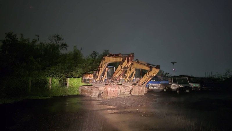 專案小組現場查扣非法回填掩埋營建混合物挖土機2輛及砂石車6輛。圖/讀者提供 專案小組現場查扣非法回填掩埋營建混合物挖土機2輛及砂石車6輛。圖/讀者提供