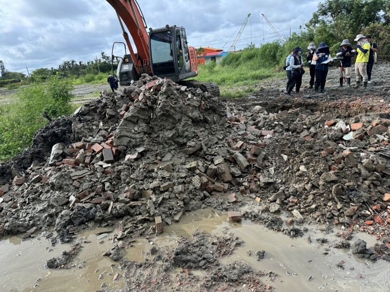 台南地檢署據報不肖業者經營非法土資場,涉在安南、七股、善化等33處魚塭回填營建混合物,環檢警昨出動百餘人同步開挖蒐證。圖/讀者提供 台南地檢署據報不肖業者經營非法土資場,涉在安南、七股、善化等33處魚塭回填營建混合物,環檢警昨出動百餘人同步開挖蒐證。圖/讀者提供