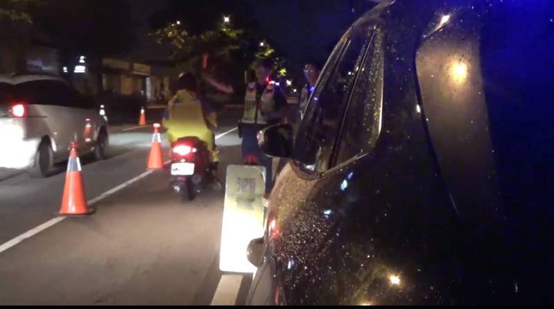 台中市大雅警分局加強攔查違規改裝車，查獲8輛改裝機車。圖／警方提供