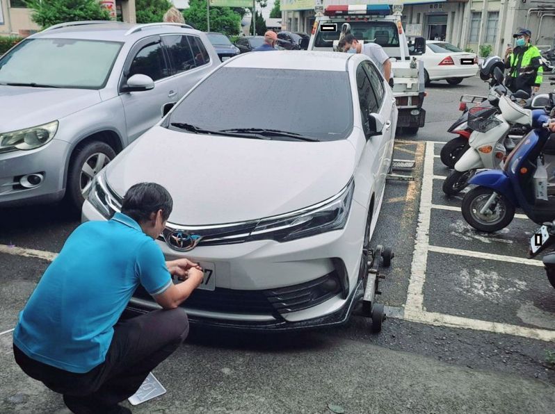 一名駕駛開著掛有偽造車牌的汽車到監理站上課,站方將偽造號牌2面及車輛交由警方扣押保管並偵辦。圖/屏東監理站提供 一名駕駛開著掛有偽造車牌的汽車到監理站上課,站方將偽造號牌2面及車輛交由警方扣押保管並偵辦。圖/屏東監理站提供