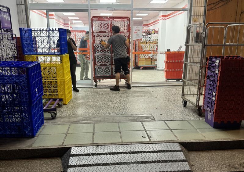 台中市大里區的蝦皮店遭投訴停在店門口的貨櫃車上貨時噪音擾人，環保局、警方到場稽查，店方表示，將設法降低噪音。圖／市議員李天生提供