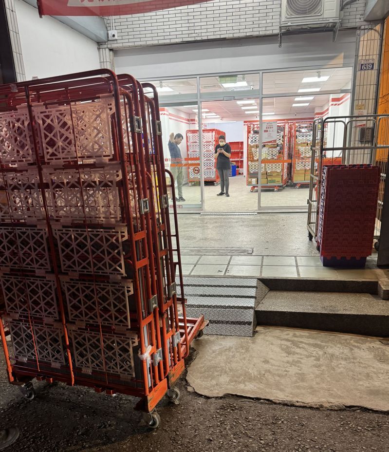 台中市大里區的蝦皮店遭投訴停在店門口的貨櫃車上貨時噪音擾人，環保局、警方到場稽查，店方表示，將設法降低噪音。圖／市議員李天生提供
