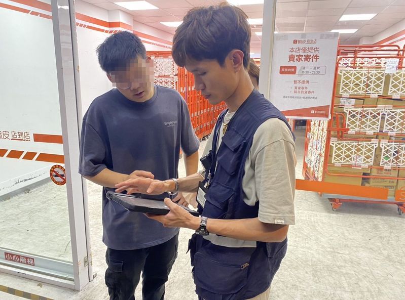 台中市大里區的蝦皮（店到店）遭投訴深夜噪音擾人，環保局人員（右）到場稽查，輔導業者改善，店方表示，將設法降低噪音。圖／市議員李天生提供