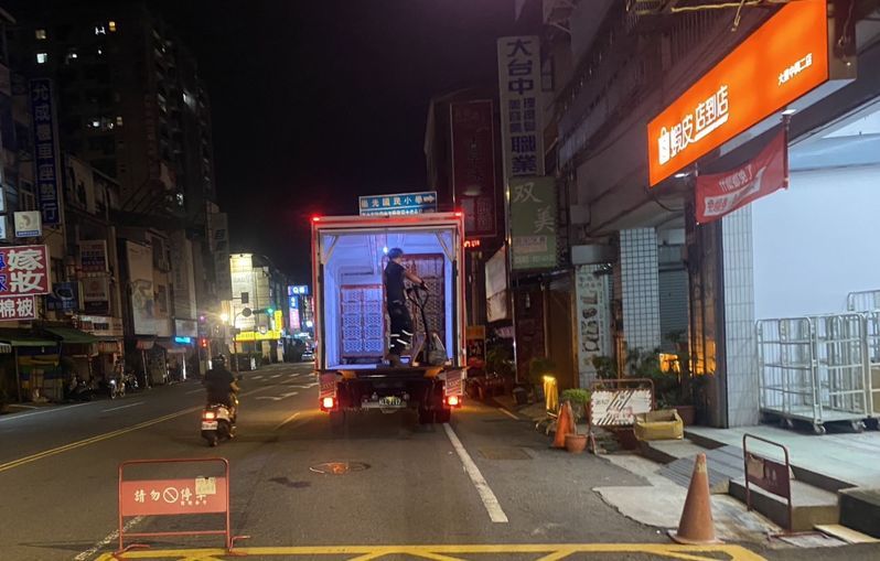 台中市大里區的蝦皮店遭投訴停在店門口的貨櫃車上貨時噪音擾人，環保局、警方到場稽查，店方表示，將設法降低噪音。圖／市議員李天生提供