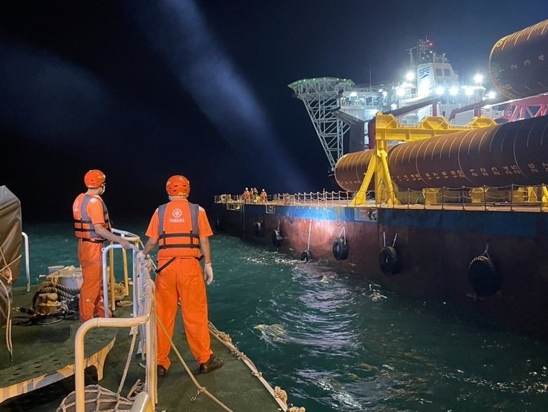 海巡署艦隊分署第三海巡隊今天獲報，彰化鹿港西方10浬處一艘巴拿馬籍離岸風電工作船上一名馬來西亞籍船員，因心臟不適且該船船醫表示無相關藥品需立即就醫，海巡隊調派線上PP-10031艇救援。圖／海巡署提供