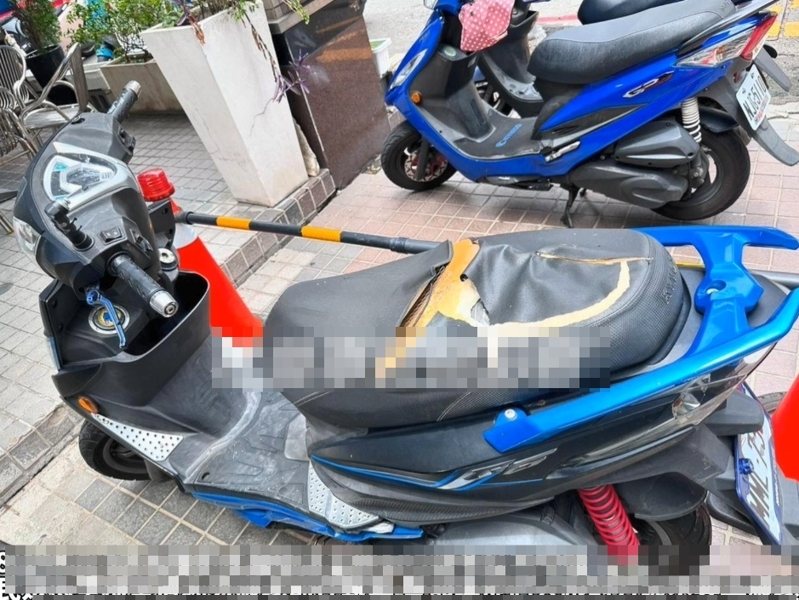 高雄市陳姓男子12日晚間發現停在左營區住家前的機車坐墊遭人割壞。圖／取自網路社群「社會事新聞影音」