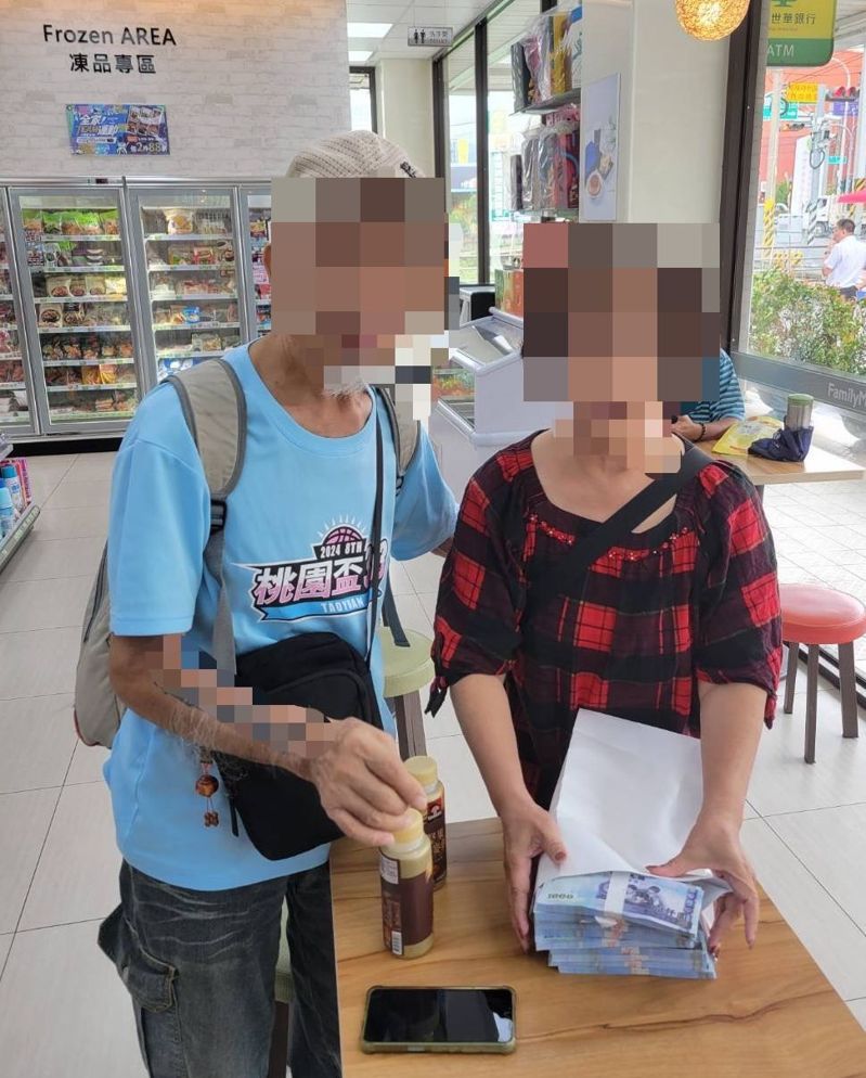 台中6旬婦（右）遭詐騙142萬元，與警方聯手，77歲翁姓車手（右）落網後，頻頻喊冤表示，他也是被騙。記者趙容萱／翻攝