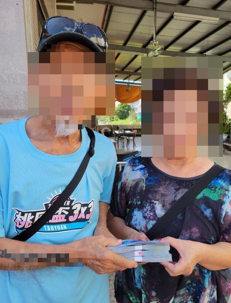 台中6旬婦（右）遭詐騙，先後7次交付142萬元給新北南下的77歲翁姓老翁（左），還被要求合影回傳。記者趙容萱／翻攝