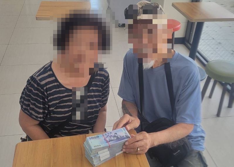 台中6旬婦（左）遭詐騙，先後7次交付142萬元給新北南下的77歲翁姓老翁（右），還被要求合影回傳。記者趙容萱／翻攝