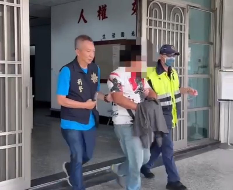 周姓男子(中)不聽規勸,在圖書館為自己的電動自行車鋰電池充電,今天移送法辦。記者林保光/翻攝 周姓男子(中)不聽規勸,在圖書館為自己的電動自行車鋰電池充電,今天移送法辦。記者林保光/翻攝