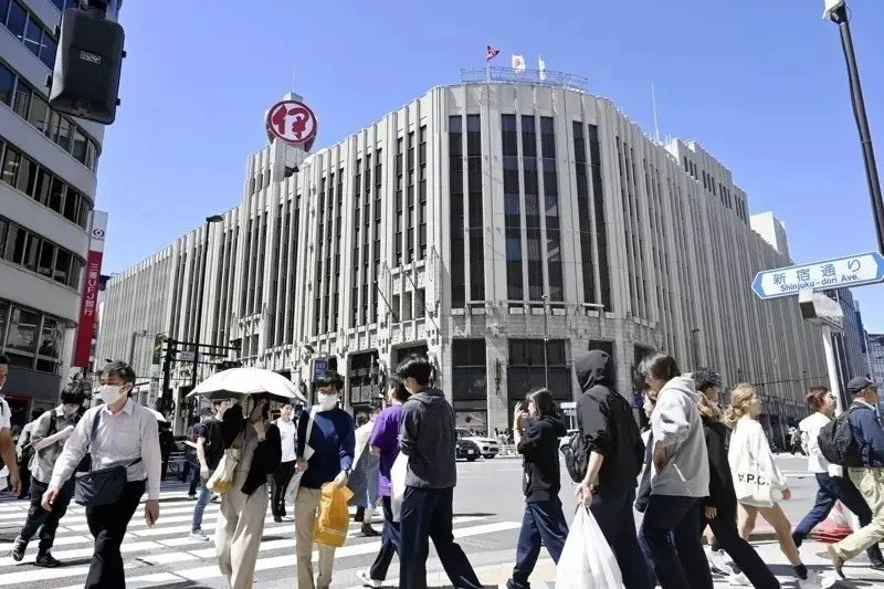 日本東京新宿伊勢丹百貨地下一樓的樓梯間先前張貼簡體字公告，被批歧視。 （路透）