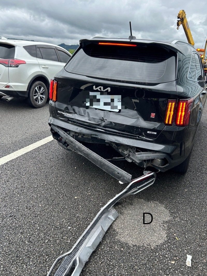 國道3號南下名間路段5車連環追撞,事故車輛扭曲變形,幸好僅3人輕傷。圖/警方提供 國道3號南下名間路段5車連環追撞,事故車輛扭曲變形,幸好僅3人輕傷。圖/警方提供